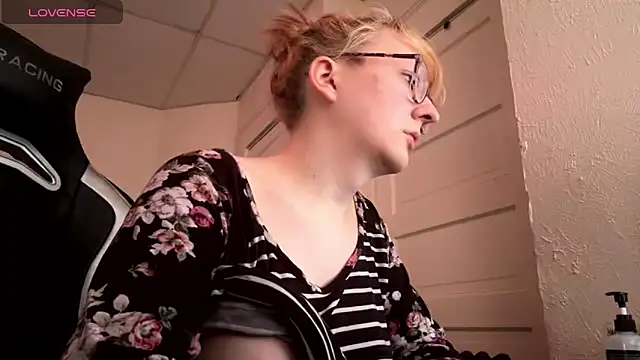 Snapshot of YandereDemon chatting on April 3, 2026, 7:31 pm YandereDemon online show from April 3, 2026, 7:31 pm