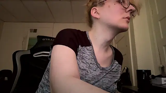 Snapshot of YandereDemon chatting on April 8, 2026, 8:43 pm YandereDemon online show from April 8, 2026, 8:43 pm