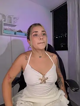 JoselinFlower  online show from May 18, 2026, 11:42 pm