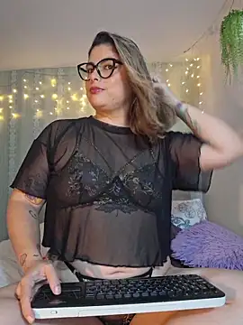Juliietha servas online show from May 27, 2026, 11:45 pm