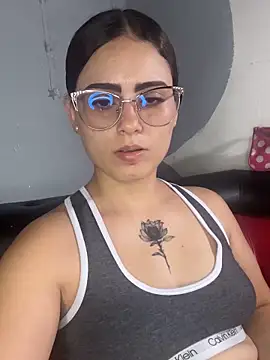 Snapshot of Azuna25 chatting on May 14, 2026, 8:06 pm Azuna25 online show from May 14, 2026, 8:06 pm