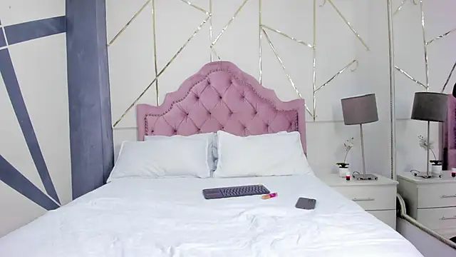 LaurenSnow online show from February 18, 2025, 6:37 pm