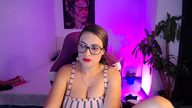 esmeraldaa230 online show from October 15, 2025, 8:28 pm