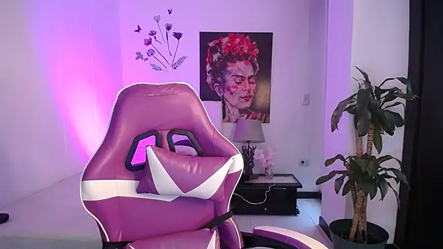 esmeraldaa230 online show from April 10, 2026, 7:10 pm