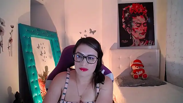 esmeraldaa230 online show from September 26, 2025, 8:05 pm