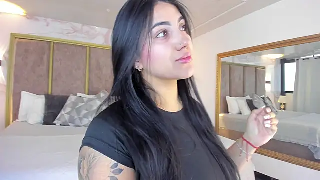 PaulinaDuarte online show from April 4, 2026, 11:50 am