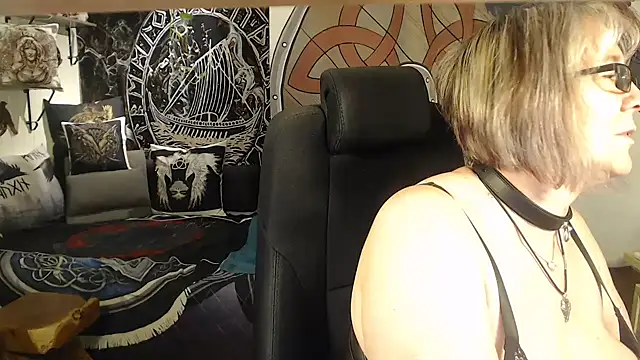 Snapshot of TittenMichelle chatting on May 4, 2026, 6:11 pm TittenMichelle online show from May 4, 2026, 6:11 pm