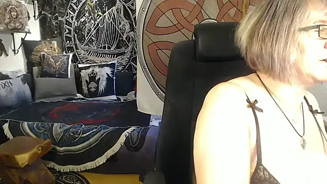 Snapshot of TittenMichelle chatting on April 23, 2026, 7:04 am TittenMichelle online show from April 23, 2026, 7:04 am
