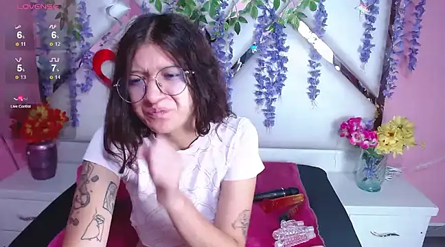 Snapshot of Perla_Skinnyy chatting on February 6, 2025, 3:16 am Perla Skinnyy online show from February 6, 2025, 3:16 am