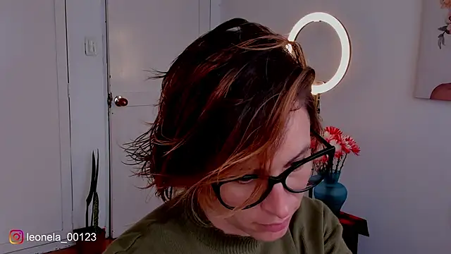 cuddlingbunny online show from December 19, 2025, 6:32 pm