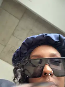 Snapshot of Your_Paris chatting on February 22, 2026, 6:31 pm Your Paris online show from February 22, 2026, 6:31 pm