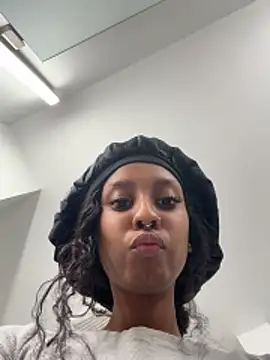 Snapshot of Your_Paris chatting on February 22, 2026, 6:27 am Your Paris online show from February 22, 2026, 6:27 am