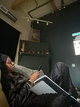 Snapshot of Your_Paris chatting on February 8, 2026, 5:54 pm Your Paris online show from February 8, 2026, 5:54 pm