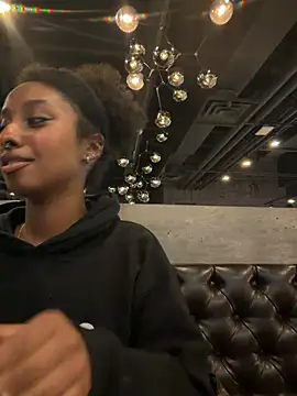 Snapshot of Your_Paris chatting on February 4, 2026, 4:18 am Your Paris online show from February 4, 2026, 4:18 am