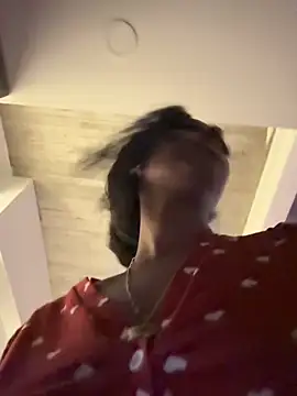 Snapshot of Your_Paris chatting on February 20, 2026, 8:38 am Your Paris online show from February 20, 2026, 8:38 am