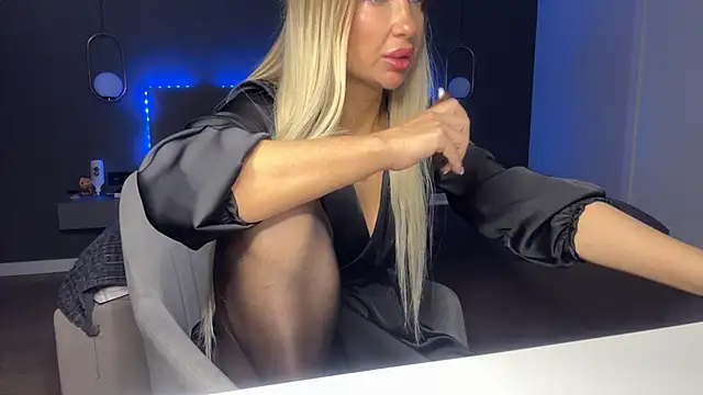 KristalNight online show from December 4, 2025, 4:44 am