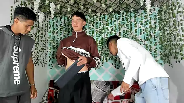 oliverhot2005 online show from February 22, 2025, 7:25 pm