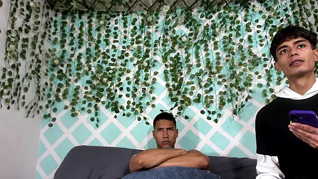 oliverhot2005 online show from October 12, 2025, 4:19 pm