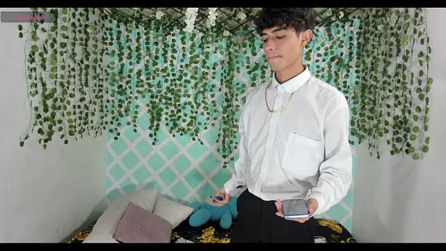 oliverhot2005 online show from January 14, 2026, 2:04 am