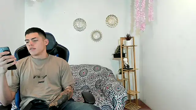 oliverhot2005 online show from September 20, 2025, 8:58 pm