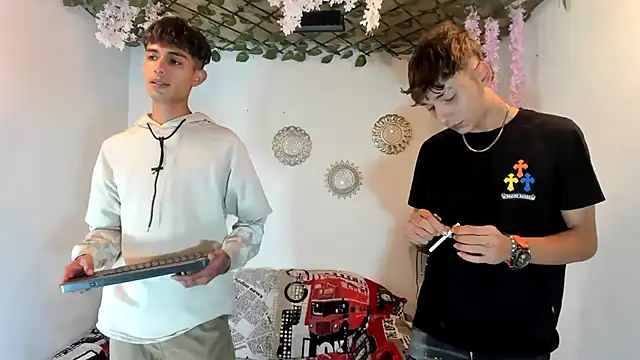 oliverhot2005 online show from October 5, 2025, 10:55 pm