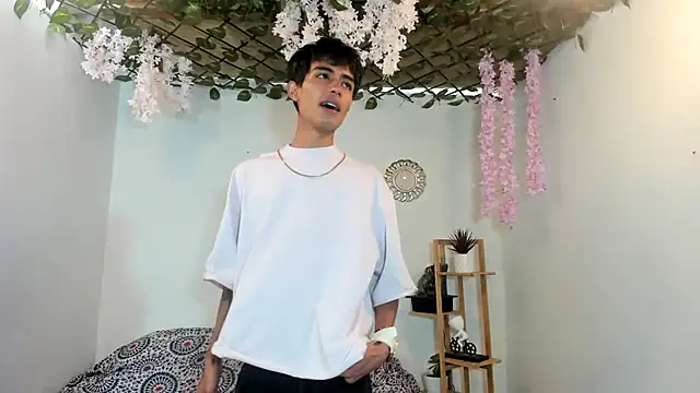 oliverhot2005 online show from September 14, 2025, 5:02 pm