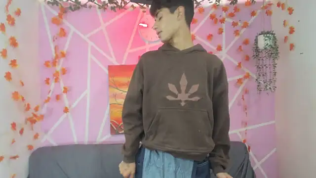 oliverhot2005 online show from November 7, 2025, 7:40 pm