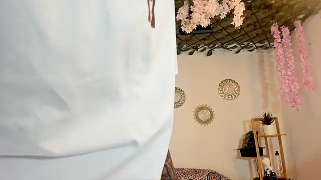 oliverhot2005 online show from September 22, 2025, 9:43 pm