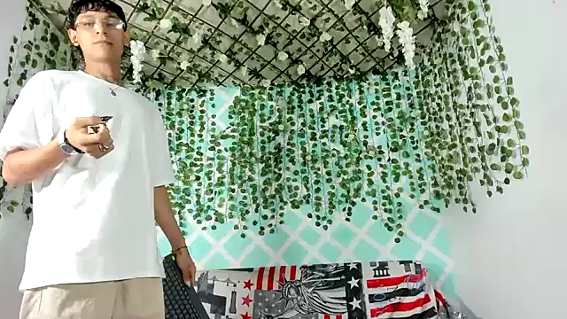 oliverhot2005 online show from March 17, 2025, 7:37 pm