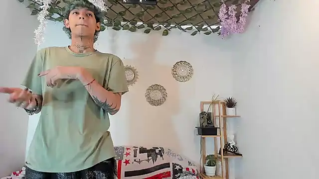 oliverhot2005 online show from November 3, 2025, 2:42 pm