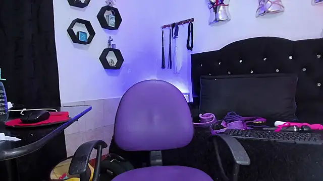 LucyStrike  online show from November 19, 2025, 11:16 pm