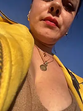 Luccreccia  online show from November 18, 2025, 3:04 pm