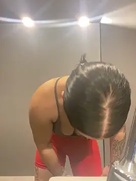 Luccreccia  online show from December 19, 2025, 2:52 pm