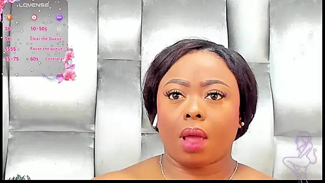 CamilaBenitez online show from October 18, 2025, 12:40 pm