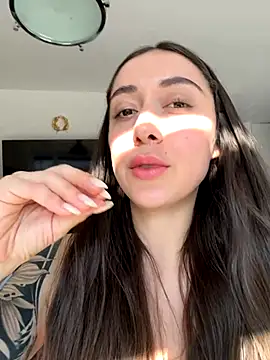 emiliasommer online show from October 18, 2025, 1:02 pm