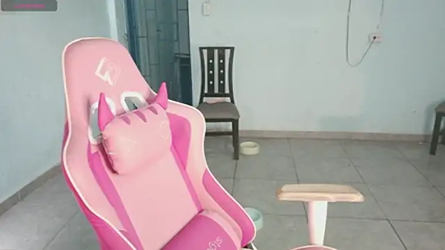 Lara Asher online show from October 23, 2025, 8:40 pm