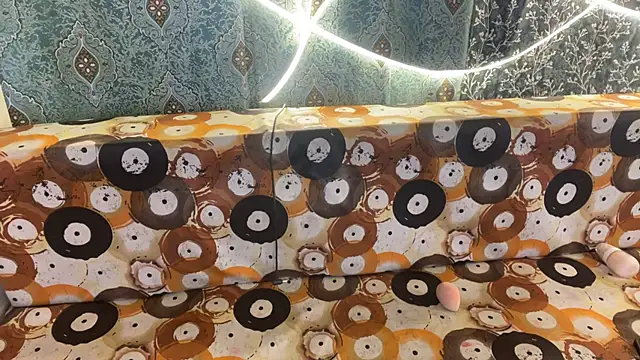 shuhana  online show from November 15, 2025, 1:42 am