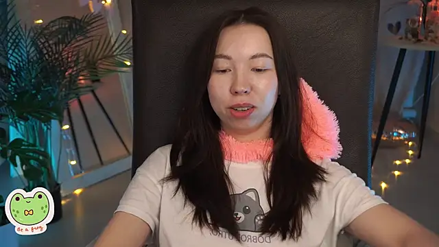 Snapshot of Sarah_Son chatting on February 16, 2025, 8:32 am Sarah Son online show from February 16, 2025, 8:32 am