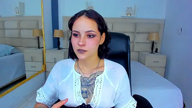 AnnyThompson  online show from September 26, 2025, 10:05 pm