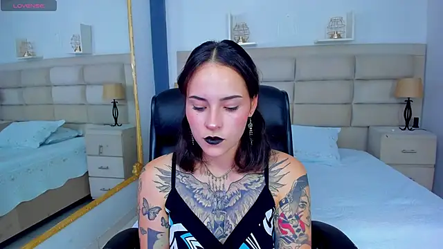 AnnyThompson  online show from October 2, 2025, 8:01 pm