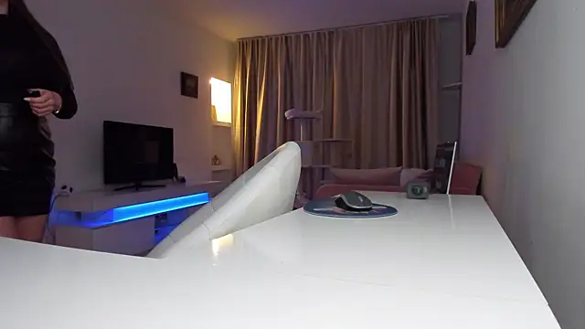 xqueenyasmine online show from April 10, 2026, 4:25 pm