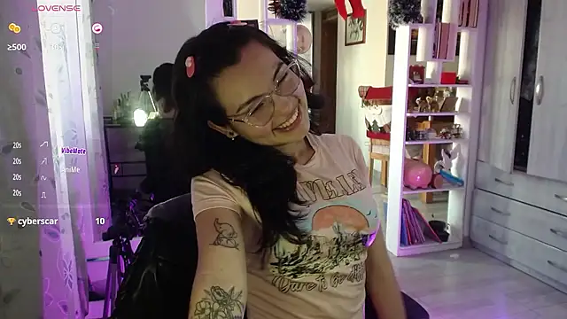 Snapshot of lauvelez__ chatting on January 7, 2026, 8:14 pm lauvelez online show from January 7, 2026, 8:14 pm