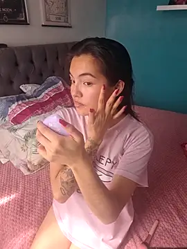 Snapshot of lauvelez__ chatting on February 4, 2026, 2:34 pm lauvelez online show from February 4, 2026, 2:34 pm