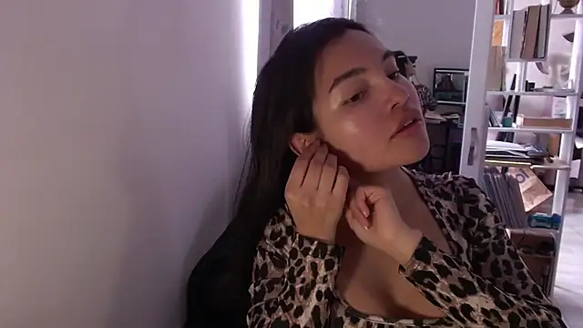 Snapshot of lauvelez__ chatting on November 10, 2025, 2:11 pm lauvelez online show from November 10, 2025, 2:11 pm