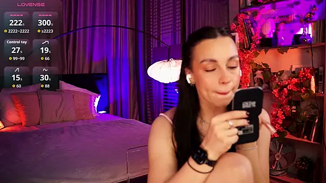 LunaNight online show from October 5, 2025, 8:32 pm