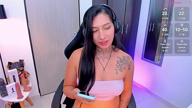 LouaneBourVip online show from December 14, 2025, 11:43 pm