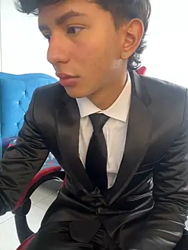 Leonarrrd 01 online show from November 7, 2025, 6:23 pm