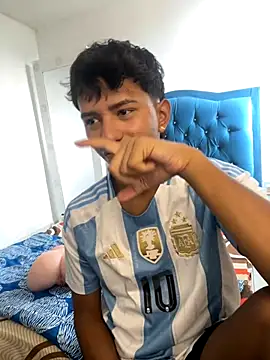 Leonarrrd 01 online show from October 5, 2025, 8:10 pm