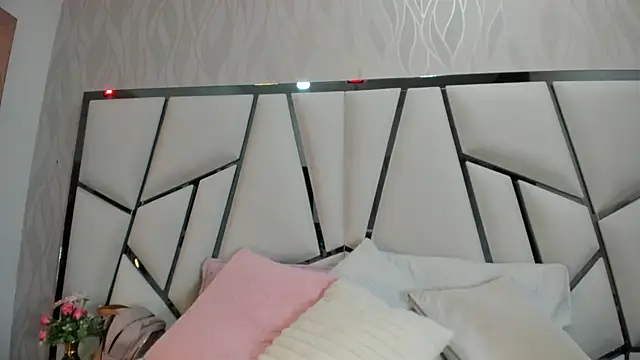  aurora18  online show from October 22, 2025, 3:06 am