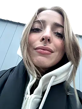 LoraaDoll online show from October 27, 2025, 1:45 pm